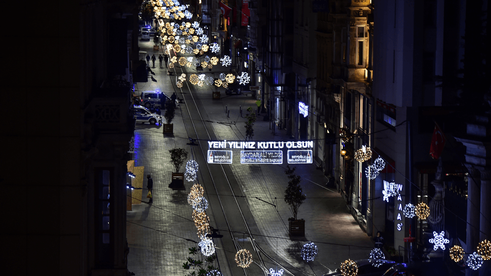 İstiklal Caddesi, ilk kez bir yılbaşı gecesi sessizliğe büründü