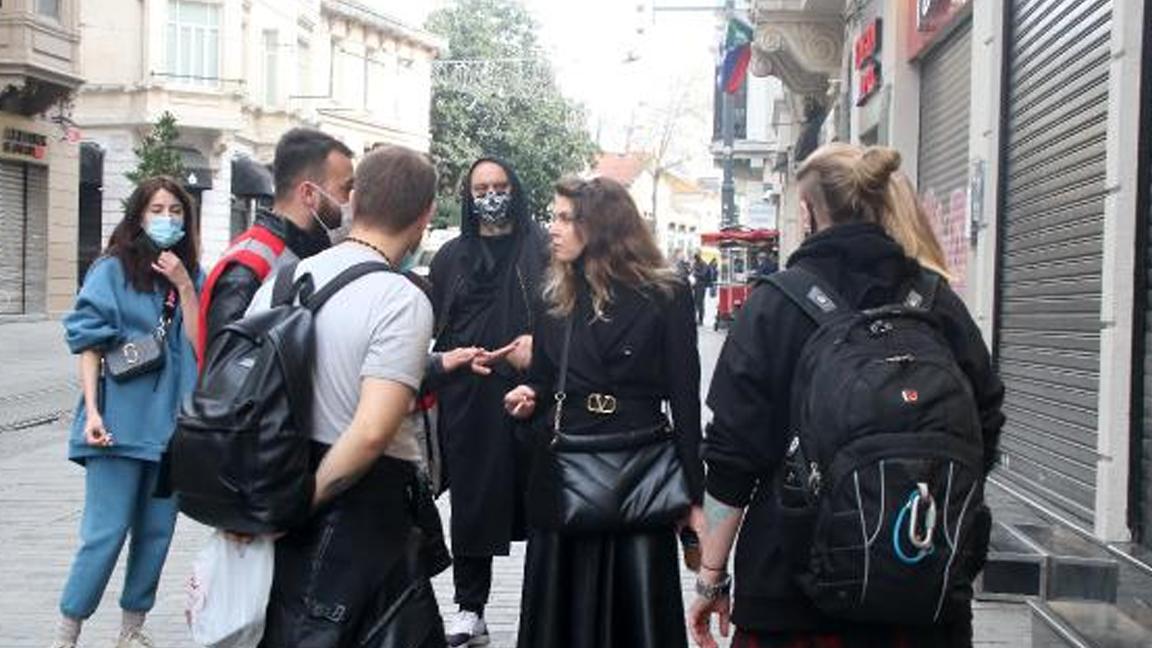 İstiklal Caddesi'nde sigara içen turistler polis merkezine götürüldü 