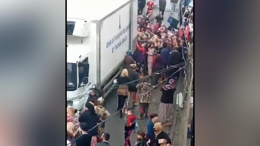 İzmir Büyükşehir Belediyesi'nden erzak dağıtımında oluşan izdiham görüntülerine dair açıklama: Özür borcumuz olduğunun farkındayız