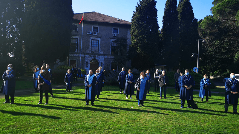 Boğaziçi'nde rektörlük devir teslim törenine cübbeleriyle katılan akademisyenlerden sırtı dönük protesto