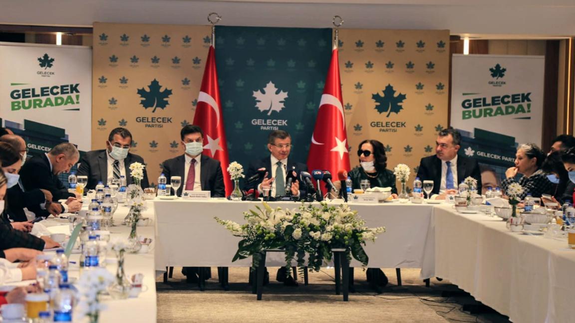 Davutoğlu: Cumhurbaşkanının rektör atamasını doğru görmüyorum; bir üniversitenin kapısına kelepçe vurulmasını kabul edemem