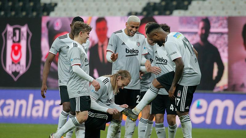 Beşiktaş, Ç.Rizespor'u 6-0 yendi; Larin 4 gol attı