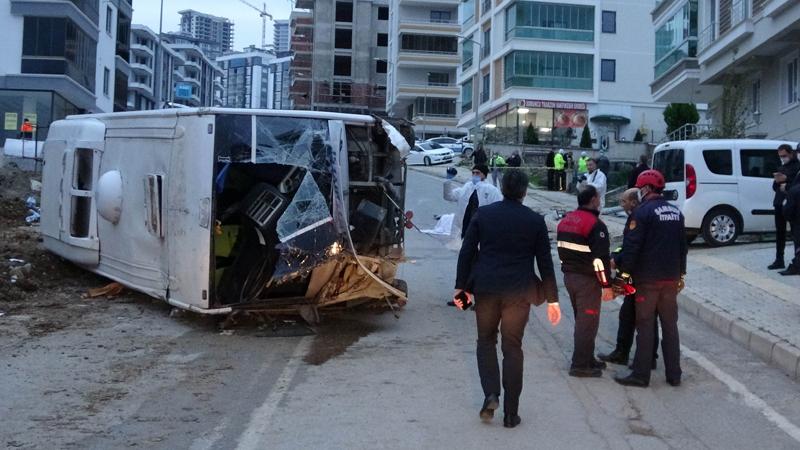 Belediye işçilerini taşıyan servis midibüsü devrildi: 2 ölü, 16 yaralı