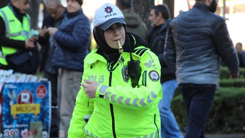 Kadın trafik polisleri, beyaz türban takabilecek