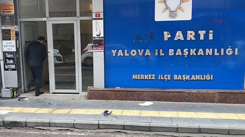 Yalova AKP İl Başkanlığı binasına çekiçle saldırı düzenlendi