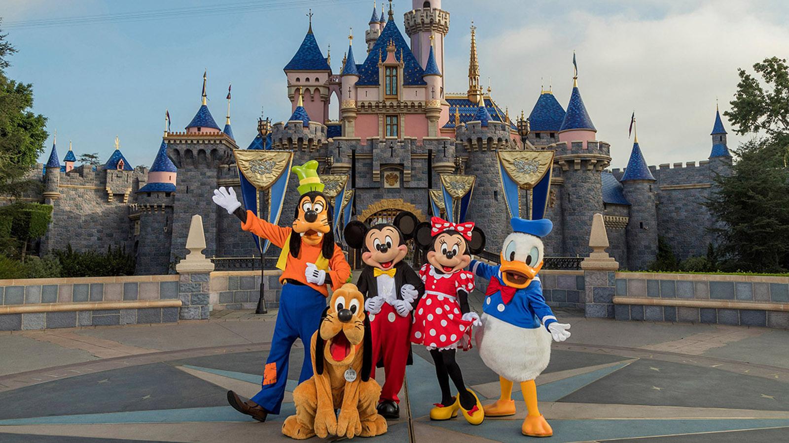 California'daki Disneyland Koronavirüs aşılama merkezi olarak kullanılacak