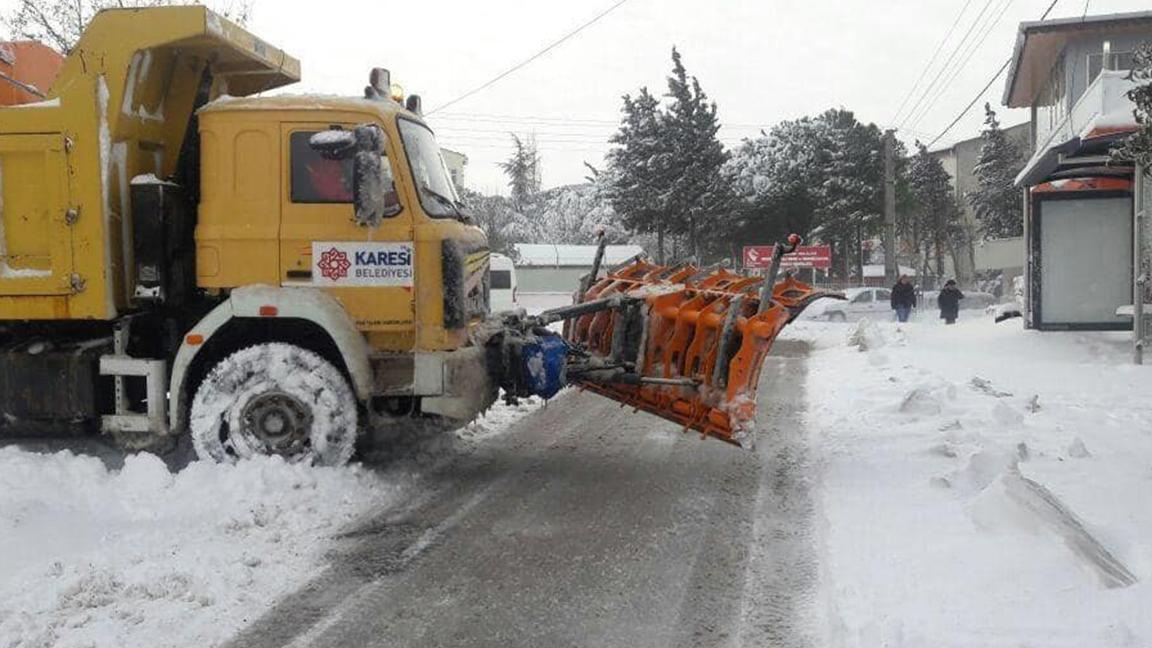 Balıkesir'de kar yağışı nedeniyle 225 kırsal mahalle yolu kapandı