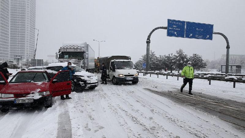 Bursa – İzmir otobanı trafiğe kapandı