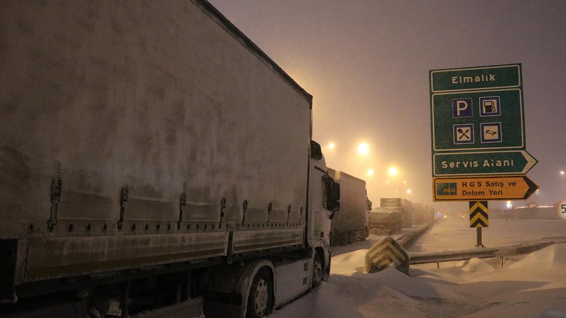 Bolu Dağı’nda kar nedeniyle ulaşımda aksaklık yaşanıyor; ağır araçlar yol kenarlarında bekliyor