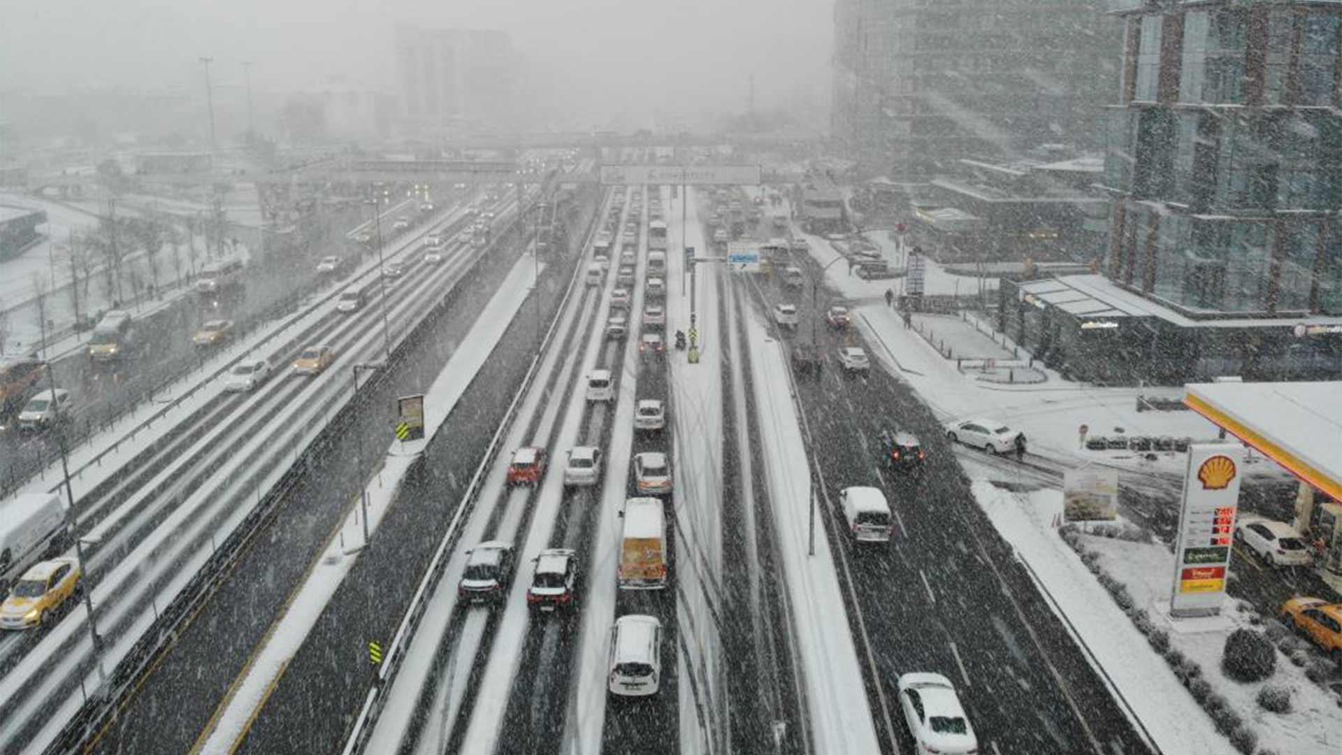 İstanbul'da kar yağışı etkisini sürdürüyor