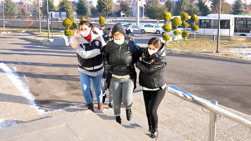 "Ana" lakaplı suç örgütü lideri, ayrılmak isteyenleri aç susuz bırakıp, işkence yapmış!