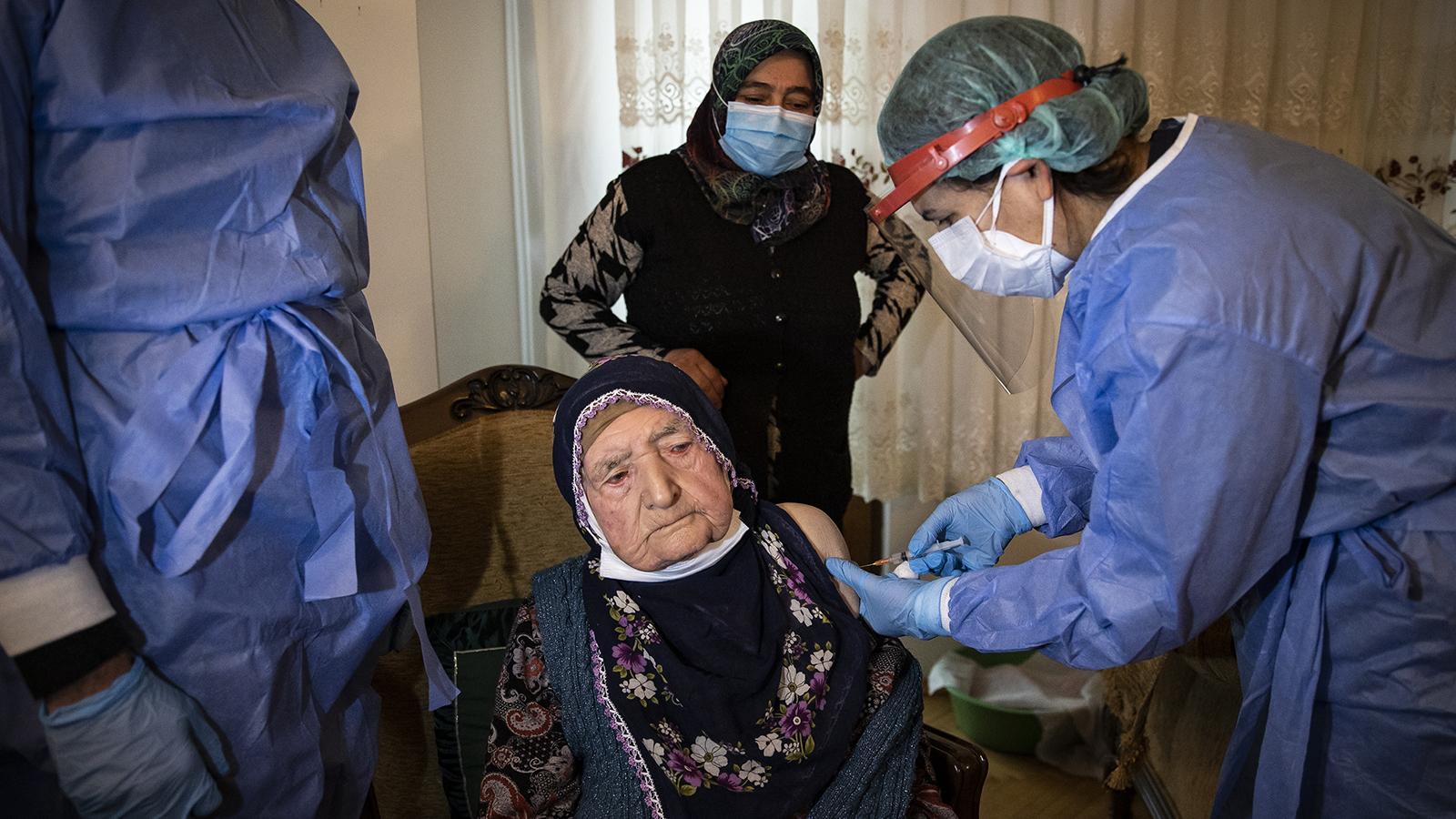 Sağlık Bakanı Koca: Bugün itibarıyla 80 yaş üzeri vatandaşlarımızın da aşılanmasına başlıyoruz