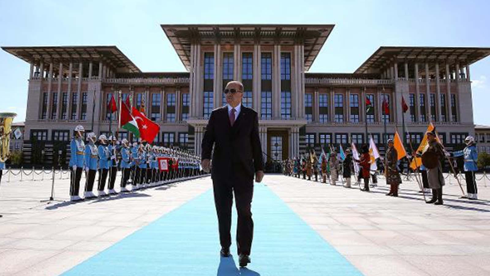 Yılmaz Özdil: Dedelerimizin başına gelenleri milli eğitim müfredatına koyun lütfen de, gençlerimiz dedelerinin nerelerde mezar taşı olduğunu okusun!