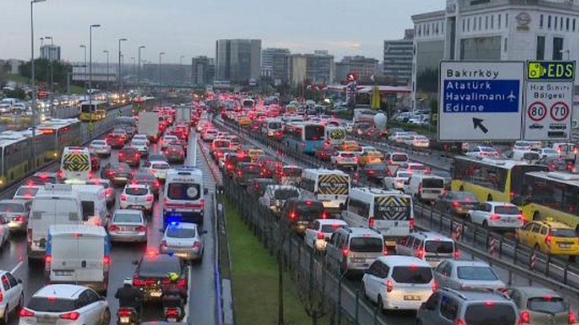 İstanbul'da akşam iş çıkış saatlerinde trafik yoğunluğu