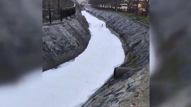 Esenyurt'ta sanayi tesisinden bırakılan atıklar yollara taştı!