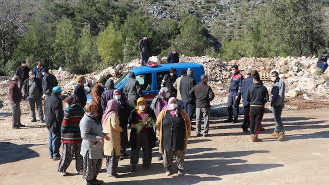 Heyelan tehlikesi gerekçesiyle evleri boşaltılan köylüler, yolu kapattı; "Ev bedelimizi versinler; tarlamızın hakkını versinler