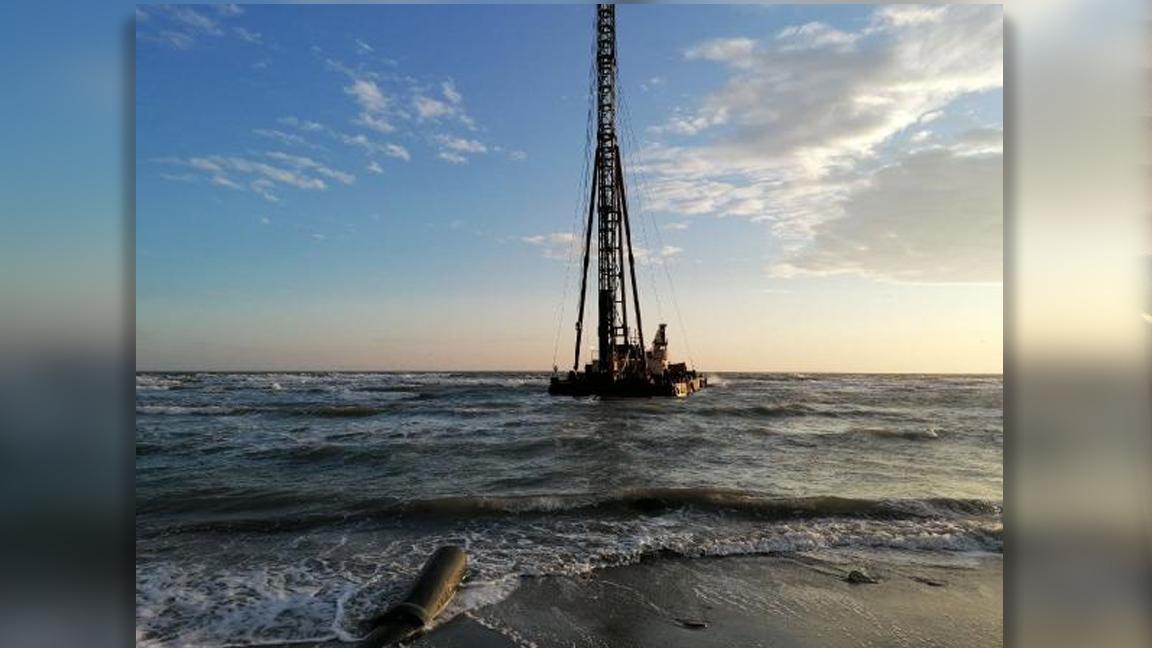 Silivri'de römorkör yedeğindeki duba koparak karaya oturdu