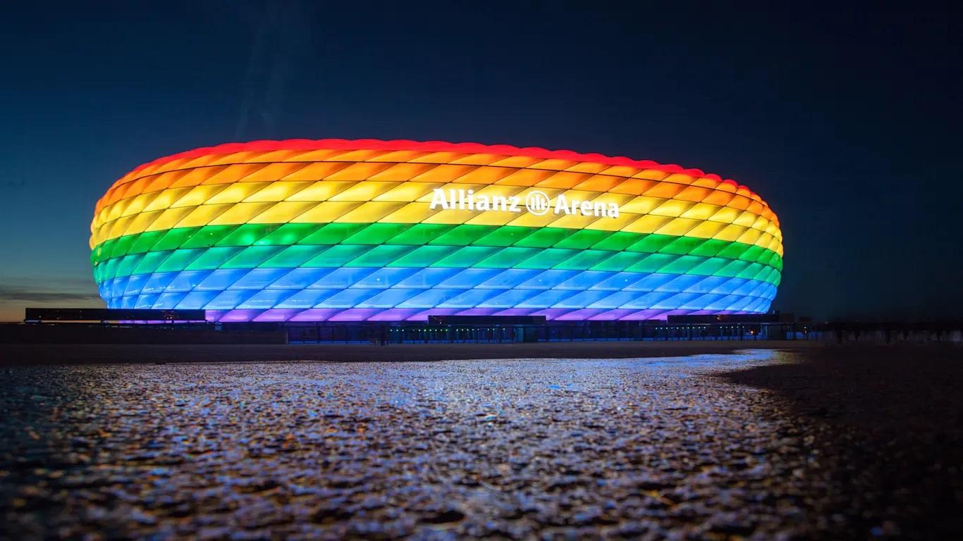 Bayern Münih'in bu yılki Holokost Anması'nda tema LGBTİ+ hakları: Allianz Arena gökkuşağı renklerine büründü