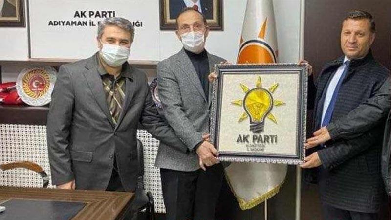 AKP Adıyaman İl Başkanı'na, devlet memurundan AKP logolu tablo