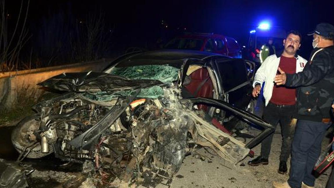 Serik’te çarpışan iki otomobilden biri dereye uçtu: 6 ölü