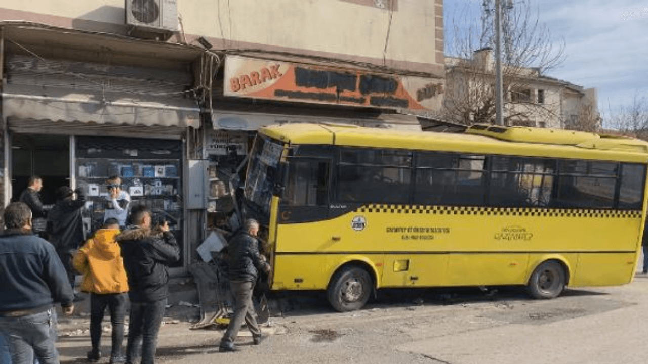 Taksiyle çarpışan özel halk otobüsü büfeye daldı: 1 kişi öldü, 9 kişi yaralandı