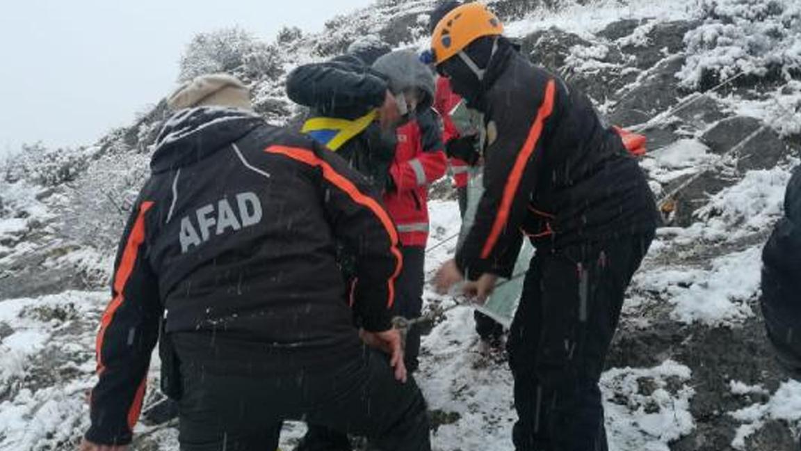 Kayalıklarda mahsur kalan genci, AFAD kurtardı