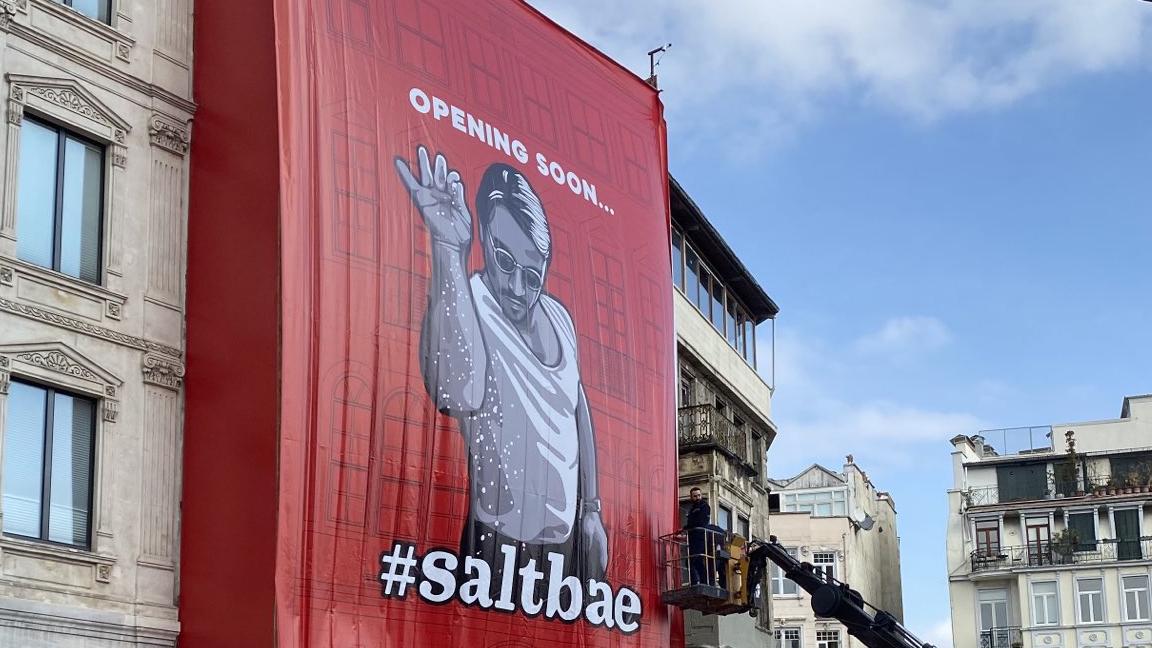 İBB, Galata Meydanı'na açılan Nusret posterini kaldırdı