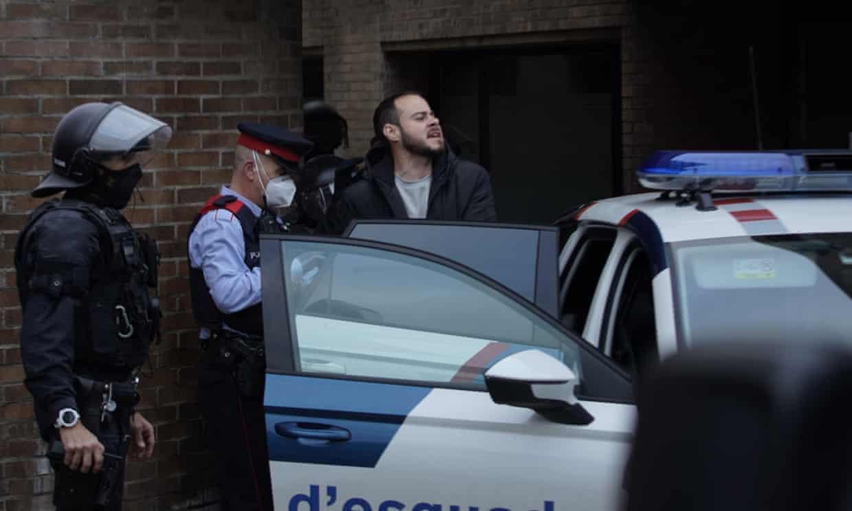 İspanya'da polis üniversite basıp, aranan rapçiyi tutukladı