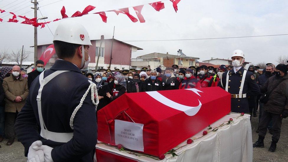 Sözcü yazarı Saymaz: PKK'nın elindeki 13 rehineyi kurtarmak için gidip 16 şehit cenazesiyle dönmenin bir faturası olmayacak mı?