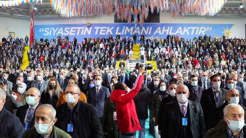 Sözcü yazarı Zeyrek: Memlekette “sosyal mesafe” şartı herkes için geçerli ama AK Parti için değil, restoran ve kafeler niye hâlâ kapalı?