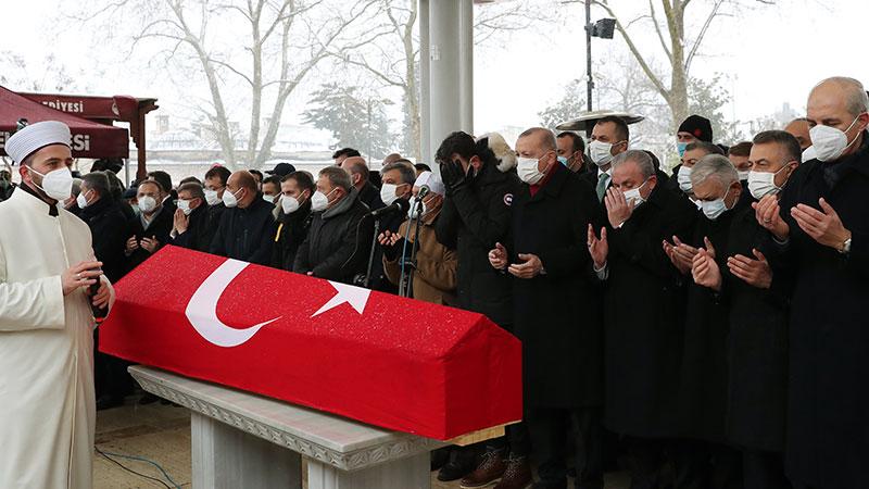 Cumhuriyet yazarı Terkoğlu: Kadir Topbaş'ın belki de “başka bir yol” aramaması sayesinde tabutu AKP’liler tarafından “Kadir Abi” diyerek omuzlandı