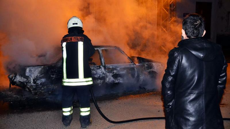 Çalışmayan aracını ateşe verdi, sönene kadar başında bekledi