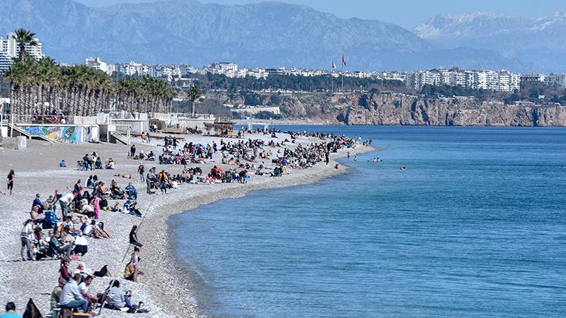 Antalya'da sıcaklık 27'ye çıkınca, sahiller doldu