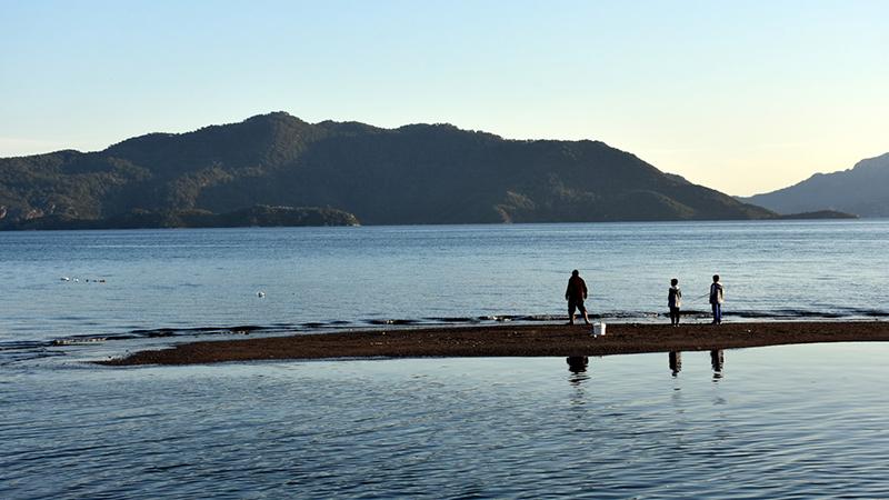 Marmaris'te deniz 1,5 metre çekildi; adacıklar oluştu