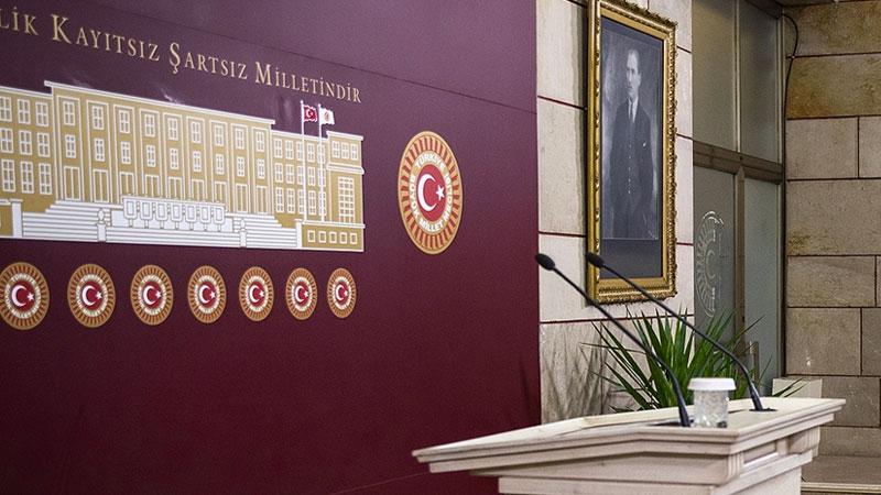 "AKP kurullarında milletvekillerinin 'sessizliği' eleştiri konusu oldu, talimat sonrası vekiller basın toplantısı için sıraya girdi"