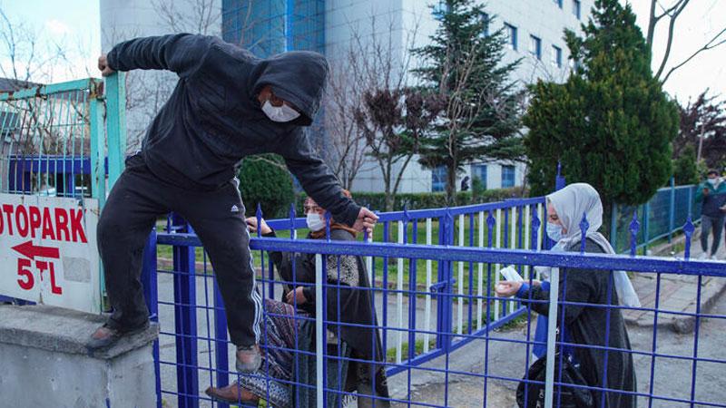 Vergi borcunu ödemek isteyenlere “demir kapı” engeli: Kapalı kapıların üzeriden içeri girdiler