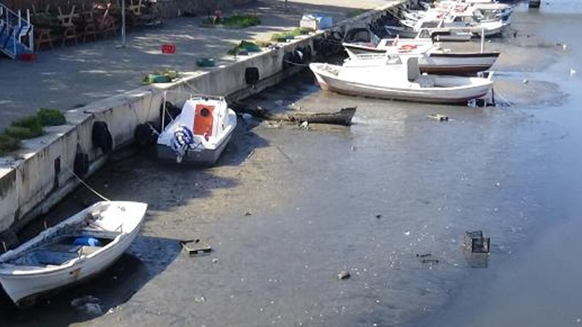 Çanakkale Sarıçay'da sular çekildi tekneler karaya oturdu