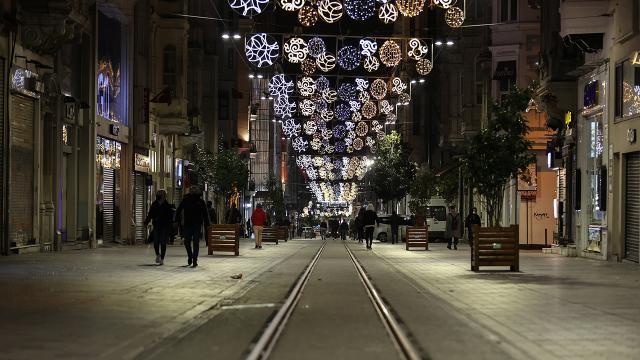 İçişleri Bakanlığı: Dün gerçekleştirilen pandemi denetimlerinde 505 işletme uyarıldı, 2 bin 839 kişi ve iş yerine idari işlem yapıldı