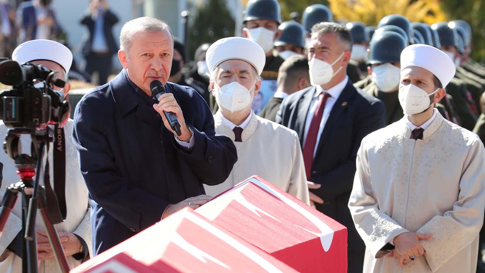 Yılmaz Özdil’den 11 şehit tepkisi: Milletin vicdanını kanatan ne varsa halının altına süpür, sonra acımız büyük ayaklarıyla musalla başında poz ver