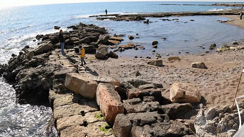 Mersin'de deniz çekildi, antik liman ortaya çıktı