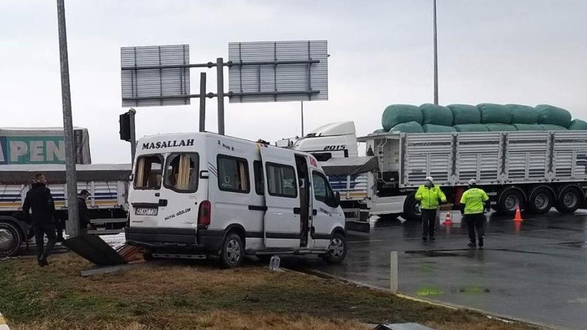 Tarım işçilerini taşıyan minibüs ile tır çarpıştı: 8 yaralı