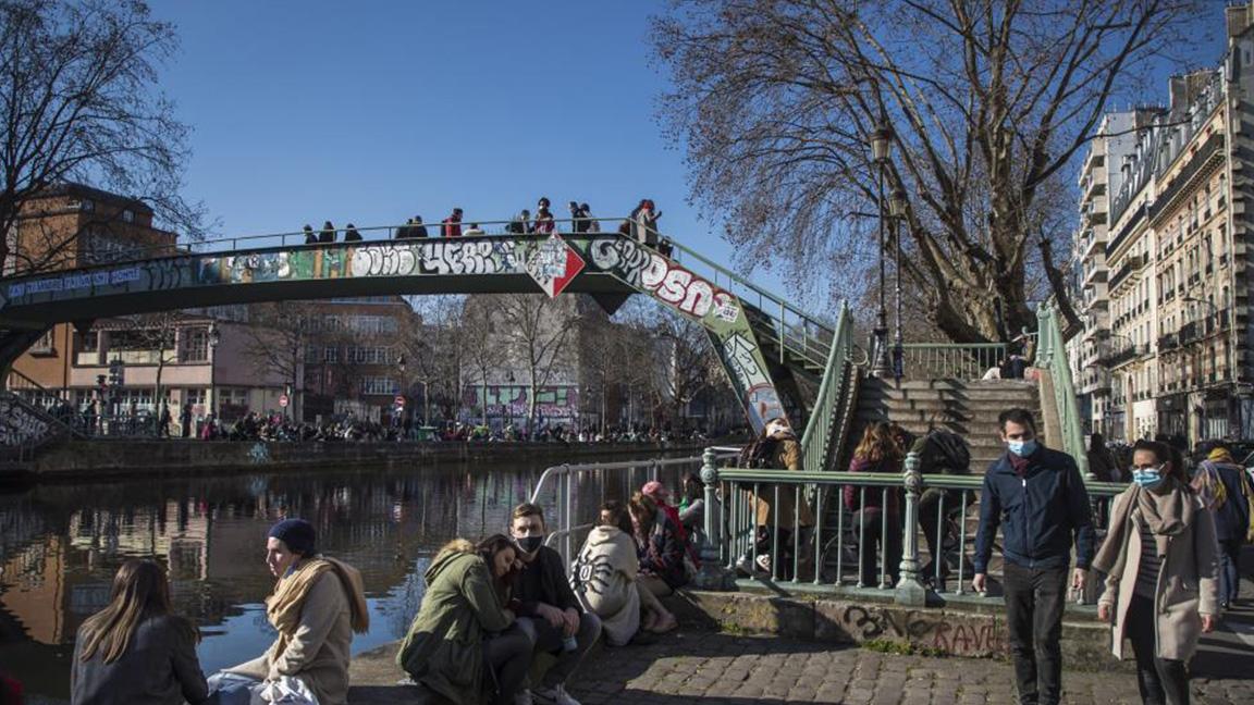 Fransa'da açık havada maske zorunluluğu kalkıyor