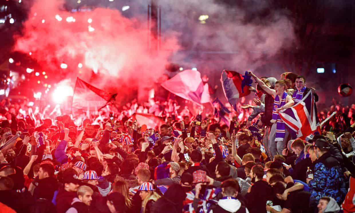 İskoçya'da Rangers taraftarının Koronavirüs önlemlerine rağmen sokaklarda şampiyonluk kutlaması tepki çekti