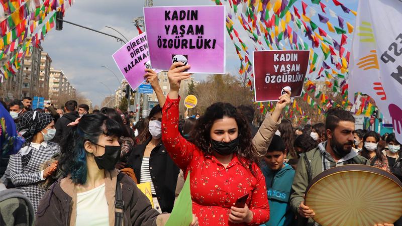 Diyarbakır'da kadınlar 8 Mart'ı kutladı: Eşit ve özgür bir yaşam için hayatlarımıza sahip çıkıyoruz