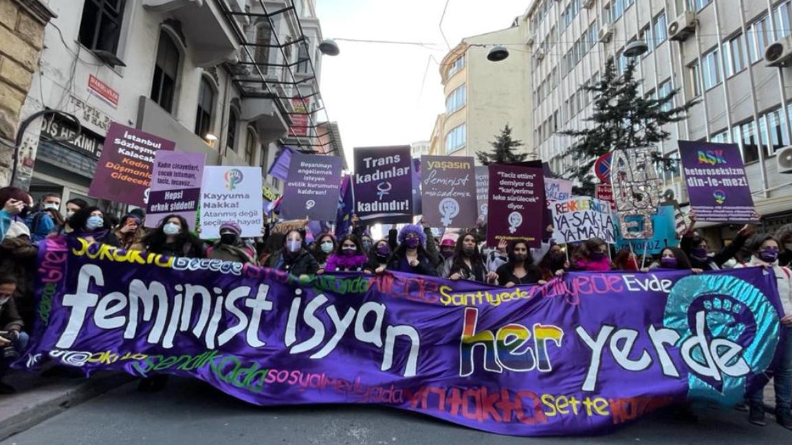 Binlerce kadın 8 Mart Feminist Gece Yürüyüşü'nde buluştu: Patriyarkaya karşı eşit ve özgür bir ülke istiyoruz!