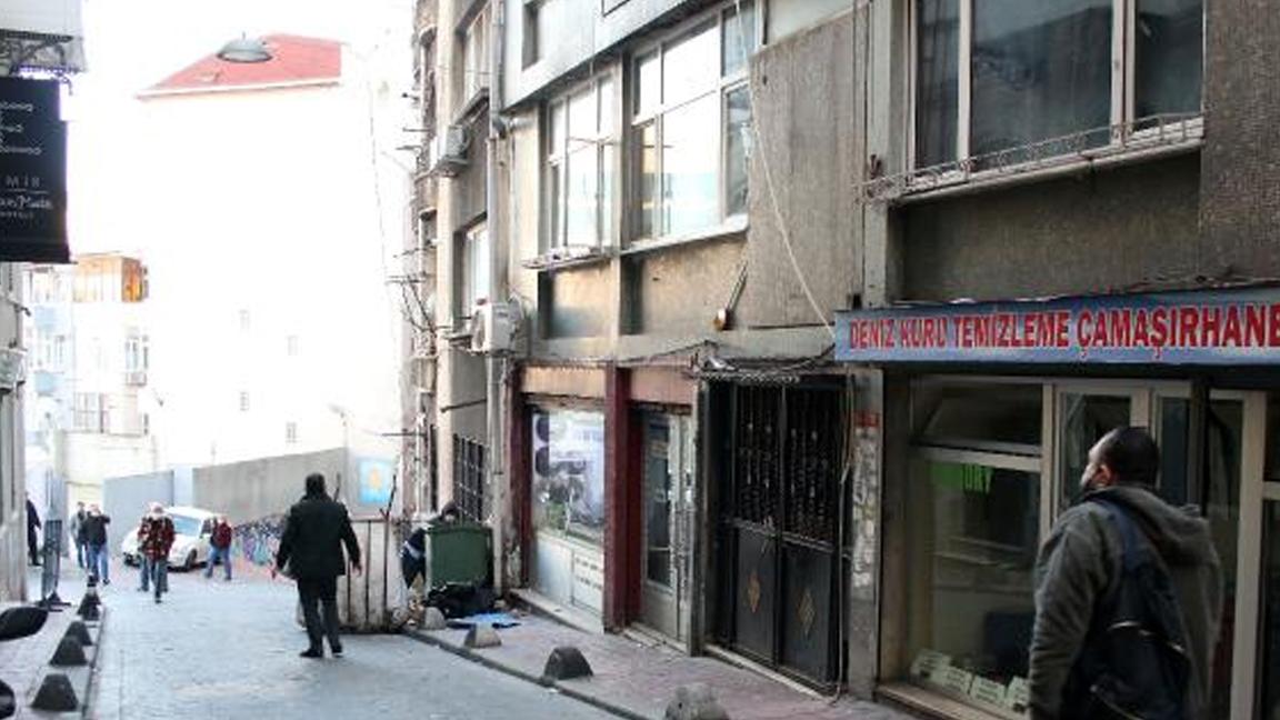 Beyoğlu'nda kadının yüzüne tuz ruhu ile saldırı!