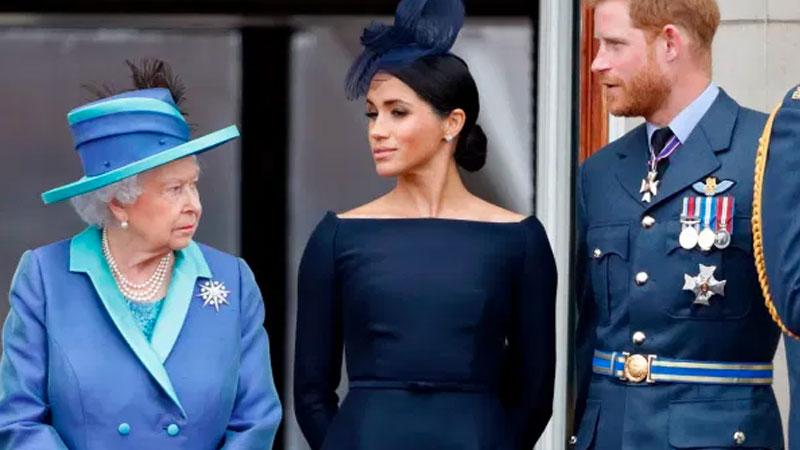 Kraliçe Elizabeth - Meghan Markle - Prens Harry (soldan sağa)