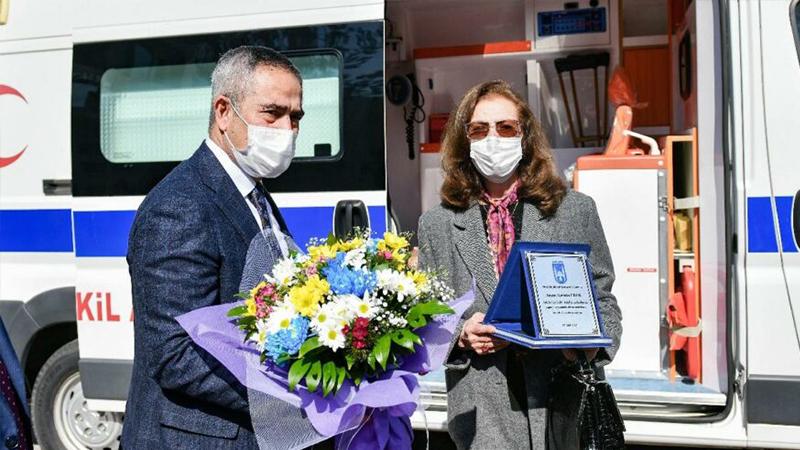 Emekli öğretmen maaşından biriktirdikleriyle belediyeye ambulans aldı 