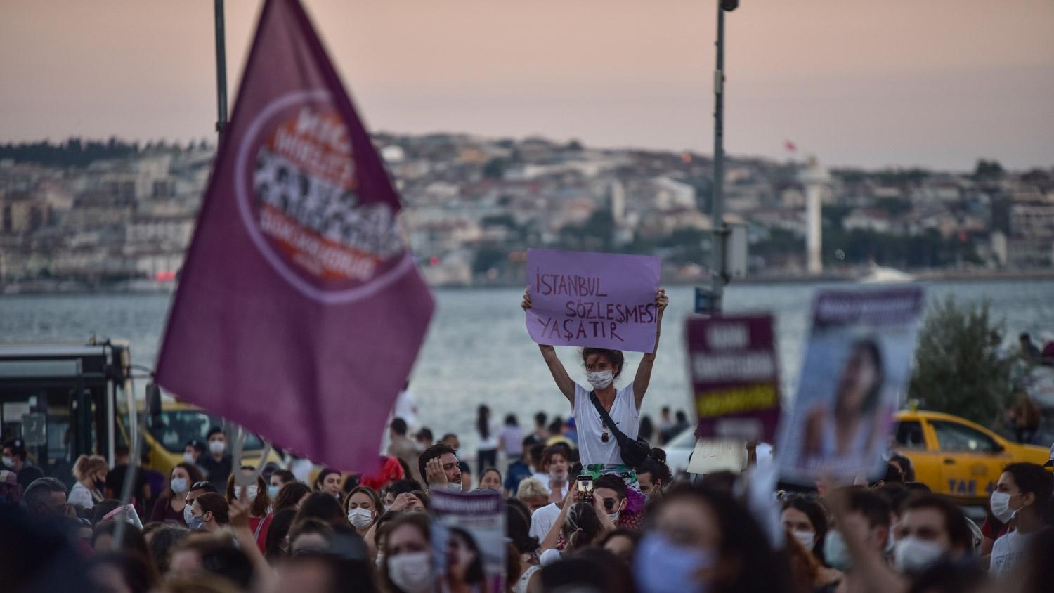 Karar yazarı Yıldıray Oğur: İstanbul Sözleşmesi fikrinin doğmasının sebebi Türkiye'de bir kadının başına gelenlerdi