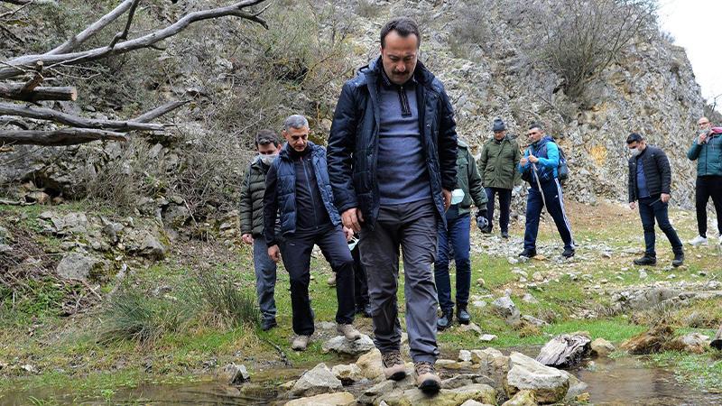 Halka uyarılarda bulunan Bilecik Valisi Bilal Şentürk, kalabalık bürokrat grubuyla doğa yürüyüşüne gitti 